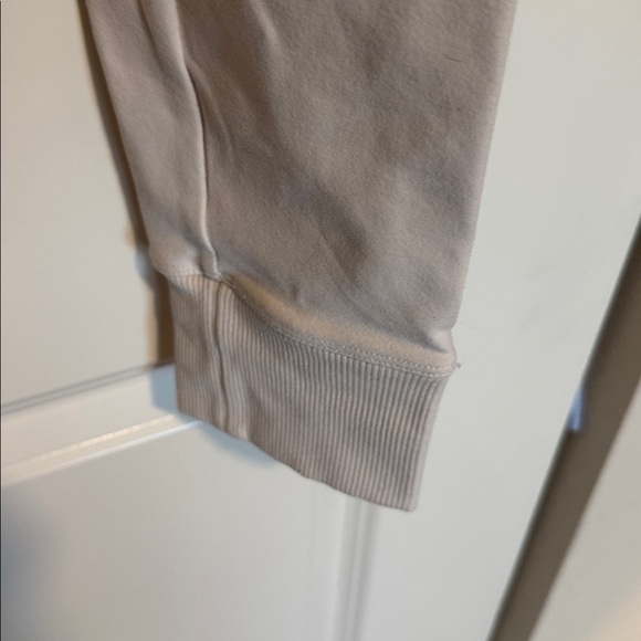 Alo yoga high waisted cream cargo leggings - Picture 6 of 13